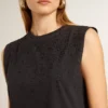 Αμάνικο T-shirt σε φθαρμένο μαύρο χρώμα με κεντήματα σε αποχρώσεις του ίδιου χρώματος
