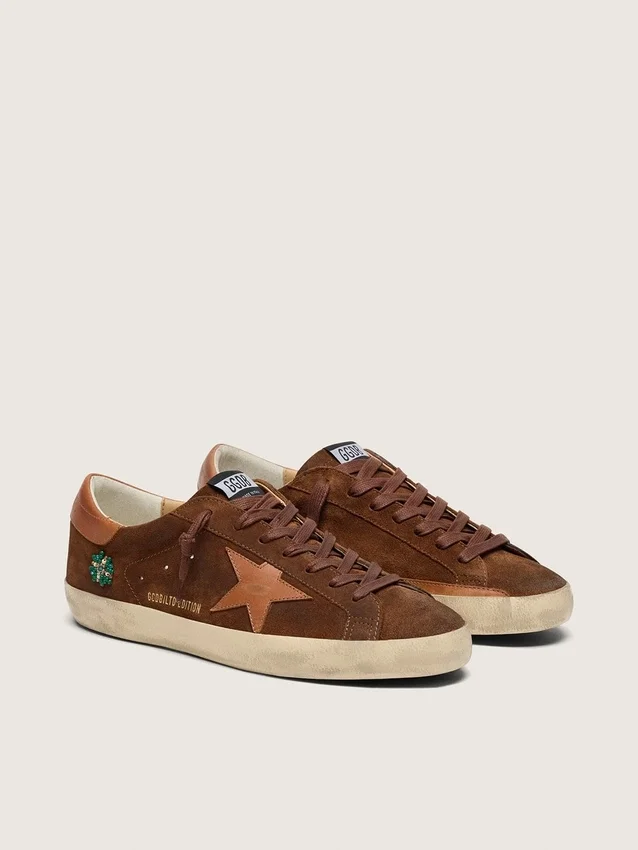 Ανδρικά Super-Star LTD από καφέ σουέτ με κόκκινο δερμάτινο αστέρι και κεντήματα με πράσινες χάντρες