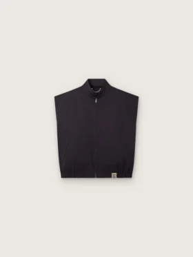 Ανδρικό γιλέκο από σκούρο μπλε βαμβακερό twill με φερμουάρ και ετικέτα με τύπωμα σημαίας