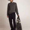 Ανδρικό πουλόβερ με στρογγυλό λαιμό από σκούρο γκρι βαμβάκι με λογότυπο στην πλάτη