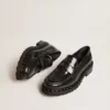 Γυναικεία μοκασίνια τύπου loafers με χοντρό τακούνι από μαύρο δέρμα με καρφιά