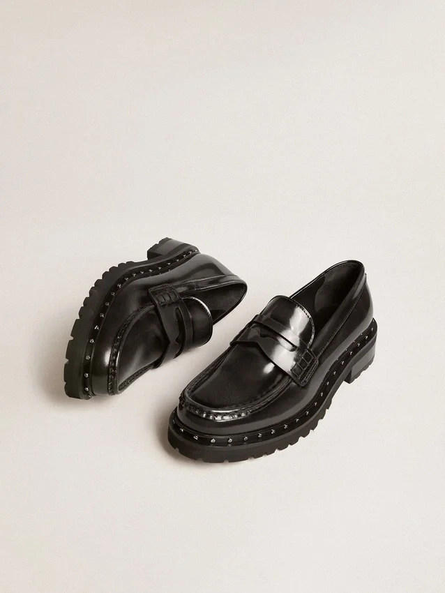 Γυναικεία μοκασίνια τύπου loafers με χοντρό τακούνι από μαύρο δέρμα με καρφιά