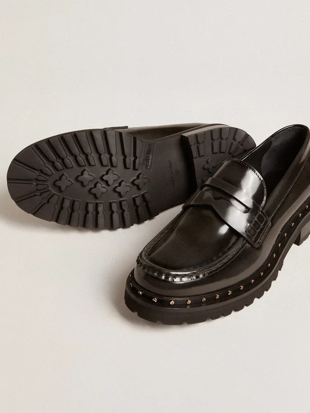 Γυναικεία μοκασίνια τύπου loafers με χοντρό τακούνι από μαύρο δέρμα με καρφιά