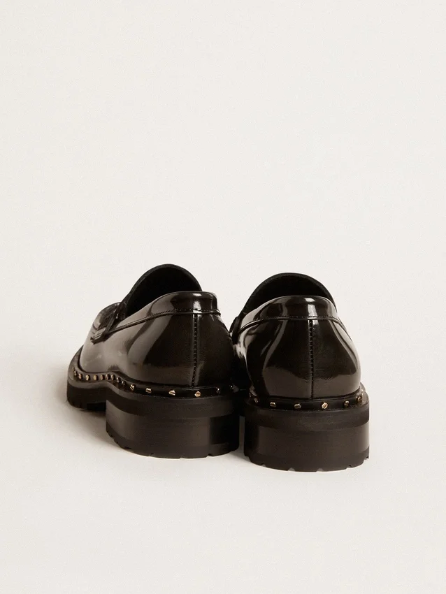Γυναικεία μοκασίνια τύπου loafers με χοντρό τακούνι από μαύρο δέρμα με καρφιά