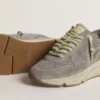 Γυναικεία παπούτσια με Running Sole από γκρι σουέτ με γκρι σουέτ αστέρι και λουράκι στη φτέρνα