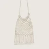 Γυναικεία τσάντα μακραμέ από βαμβάκι σε χρώμα βουτύρου με δερμάτινο μενταγιόν σε σχήμα αστακού