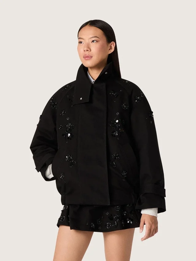 Γυναικείο μπουφάν oversized από μαύρο βαμβακερό twill με κεντημένο μοτίβο λουλουδιών από πούλιες
