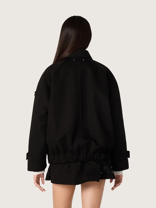 Γυναικείο μπουφάν oversized από μαύρο βαμβακερό twill με κεντημένο μοτίβο λουλουδιών από πούλιες
