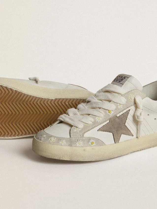 Γυναικείο Super-Star LTD με αστέρι και λουράκι φτέρνας από μπεζ σουέτ και λουλουδάτο κέντημα