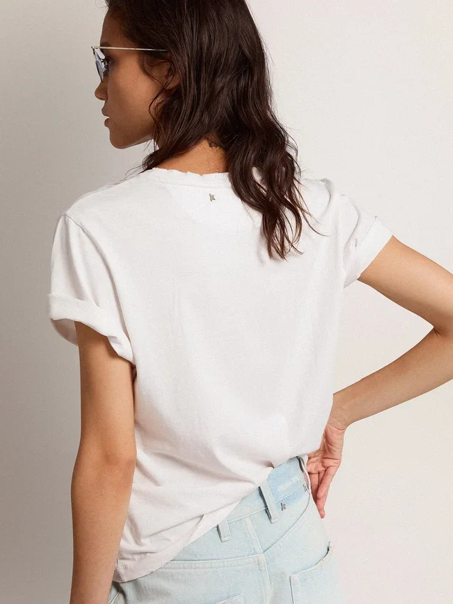 Γυναικείο T-shirt λευκού χρώματος με φθαρμένη εμφάνιση και στενή εφαρμογή