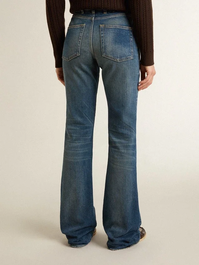 Γυναικείο τζιν με bootcut γραμμή, vintage πλύση και μεταλλικές λεπτομέρειες