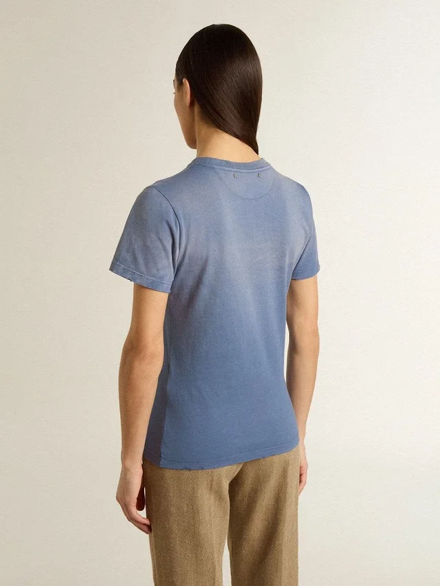 Γυναικείο ξεθωριασμένο ανοιχτό μπλε T-shirt με τύπωμα στο στήθος