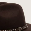 Καφέ καπέλο με δερμάτινο λουράκι με καρφιά