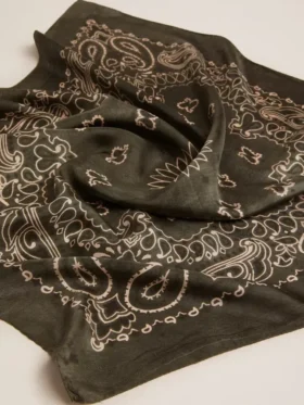 Κασκόλ σε χρώμα βρύου με μοτίβο paisley