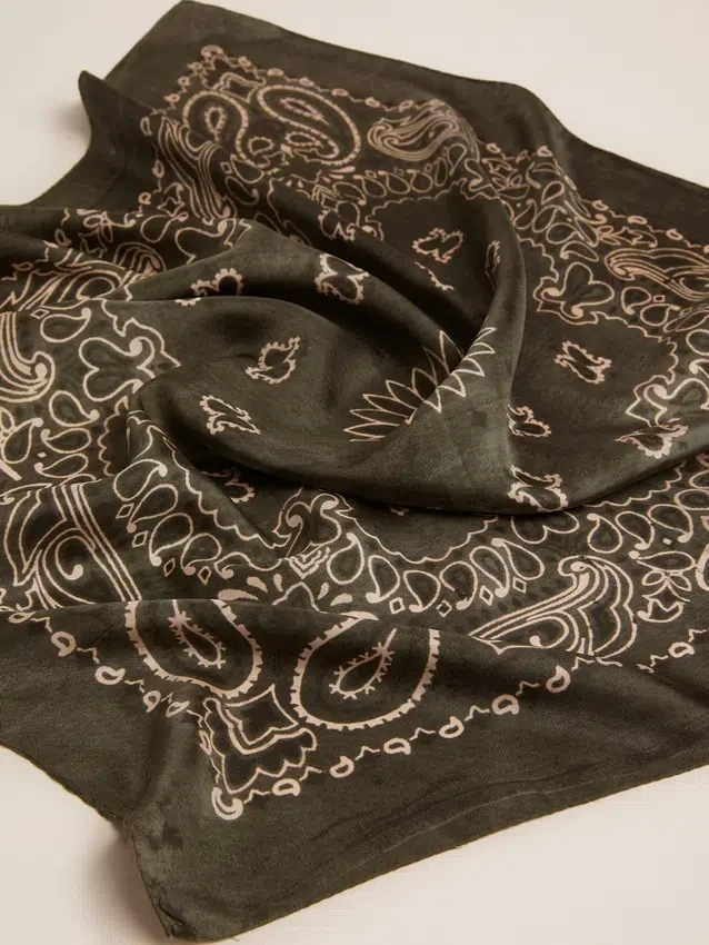Κασκόλ σε χρώμα βρύου με μοτίβο paisley