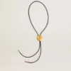 Κολιέ-μπολό της Jewelmates από μαύρο δέρμα με λεπτομέρειες από μέταλλο σε χρώμα αντίκα χρυσού