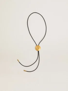 Κολιέ-μπολό της Jewelmates από μαύρο δέρμα με λεπτομέρειες από μέταλλο σε χρώμα αντίκα χρυσού