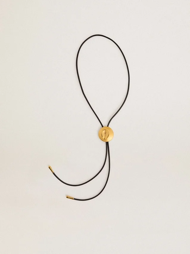 Κολιέ-μπολό της Jewelmates από μαύρο δέρμα με λεπτομέρειες από μέταλλο σε χρώμα αντίκα χρυσού