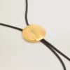Κολιέ-μπολό της Jewelmates από μαύρο δέρμα με λεπτομέρειες από μέταλλο σε χρώμα αντίκα χρυσού