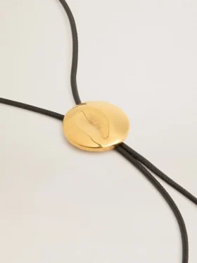 Κολιέ-μπολό της Jewelmates από μαύρο δέρμα με λεπτομέρειες από μέταλλο σε χρώμα αντίκα χρυσού