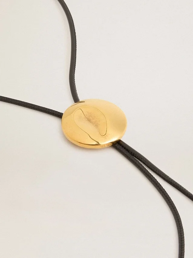 Κολιέ-μπολό της Jewelmates από μαύρο δέρμα με λεπτομέρειες από μέταλλο σε χρώμα αντίκα χρυσού