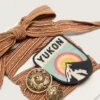 Κορδόνια «Δέρματα» με κεντήματα σε μπορντό και ροδακινί, με μπάλωμα και δύο διακοσμητικά στοιχεία
