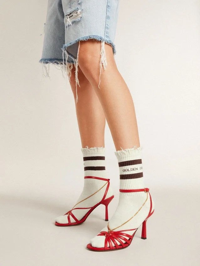 Λευκές κάλτσες με φθαρμένη όψη και καφέ ρίγες