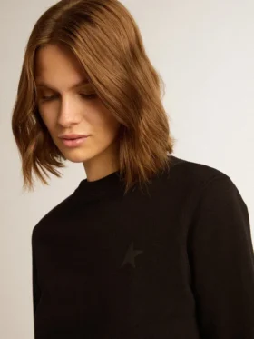 Μαύρο φούτερ της Star Collection με αστέρι σε τόνους του ίδιου χρώματος στο μπροστινό μέρος