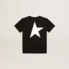 Μαύρο T-shirt με λευκό λογότυπο σε αντίθεση στο μπροστινό μέρος και μεγάλο αστέρι στο πίσω μέρος
