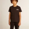 Μαύρο T-shirt με λευκό λογότυπο σε αντίθεση στο μπροστινό μέρος και μεγάλο αστέρι στο πίσω μέρος