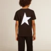 Μαύρο T-shirt με λευκό λογότυπο σε αντίθεση στο μπροστινό μέρος και μεγάλο αστέρι στο πίσω μέρος