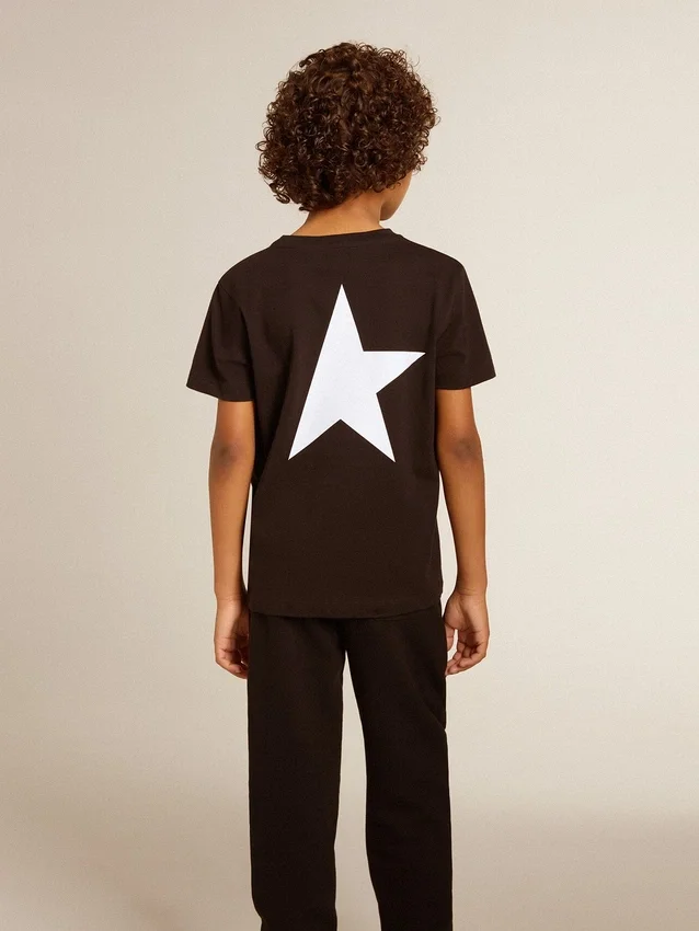 Μαύρο T-shirt με λευκό λογότυπο σε αντίθεση στο μπροστινό μέρος και μεγάλο αστέρι στο πίσω μέρος