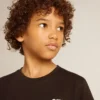 Μαύρο T-shirt με λευκό λογότυπο σε αντίθεση στο μπροστινό μέρος και μεγάλο αστέρι στο πίσω μέρος