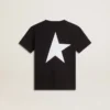 Μαύρο T-shirt με λευκό λογότυπο σε αντίθεση στο μπροστινό μέρος και μεγάλο αστέρι στο πίσω μέρος