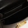 Μικρή τσάντα Venezia από μαύρο δέρμα με χρυσές λεπτομέρειες