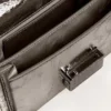 Μικρή τσάντα Venezia από μεταλλικό δέρμα σε ανθρακί-γκρι χρώμα με μαύρες λεπτομέρειες