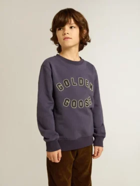Μπλε-ιώδες φούτερ με την επιγραφή «golden goose» στο μπροστινό μέρος