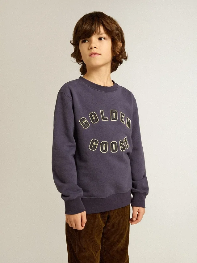 Μπλε-ιώδες φούτερ με την επιγραφή «golden goose» στο μπροστινό μέρος