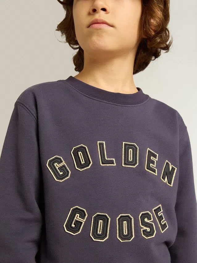 Μπλε-ιώδες φούτερ με την επιγραφή «golden goose» στο μπροστινό μέρος