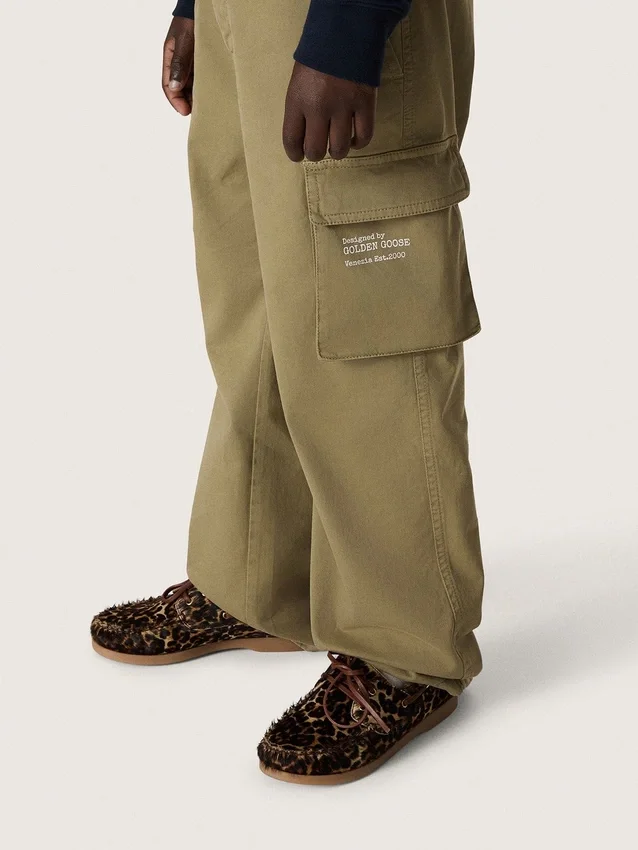 Παιδικό παντελόνι τύπου cargo της σειράς Journey σε στρατιωτικό πράσινο βαμβακερό γκαμπαρντίν με τύπωμα
