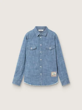 Πουκάμισο Journey unisex από ανοιχτό μπλε βαμβακερό chambray με κρόσσια στο τελείωμα και κεντημένο έμπλαστρο