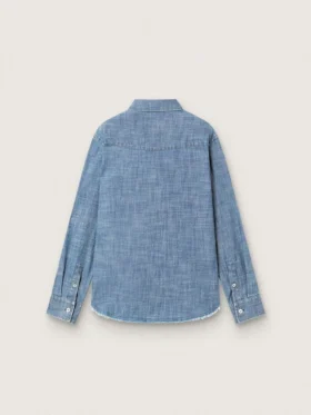 Πουκάμισο Journey unisex από ανοιχτό μπλε βαμβακερό chambray με κρόσσια στο τελείωμα και κεντημένο έμπλαστρο