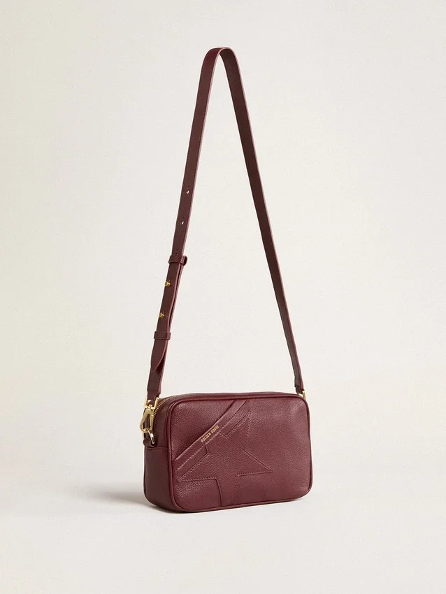 Star Bag από δέρμα σε χρώμα κόκκινου κρασιού με αστέρι σε τόνο-πάνω-τόνο