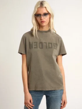 Τ-shirt σε κανονική γραμμή σε χρώμα λαδί με χρυσά γράμματα στο μπροστινό μέρος