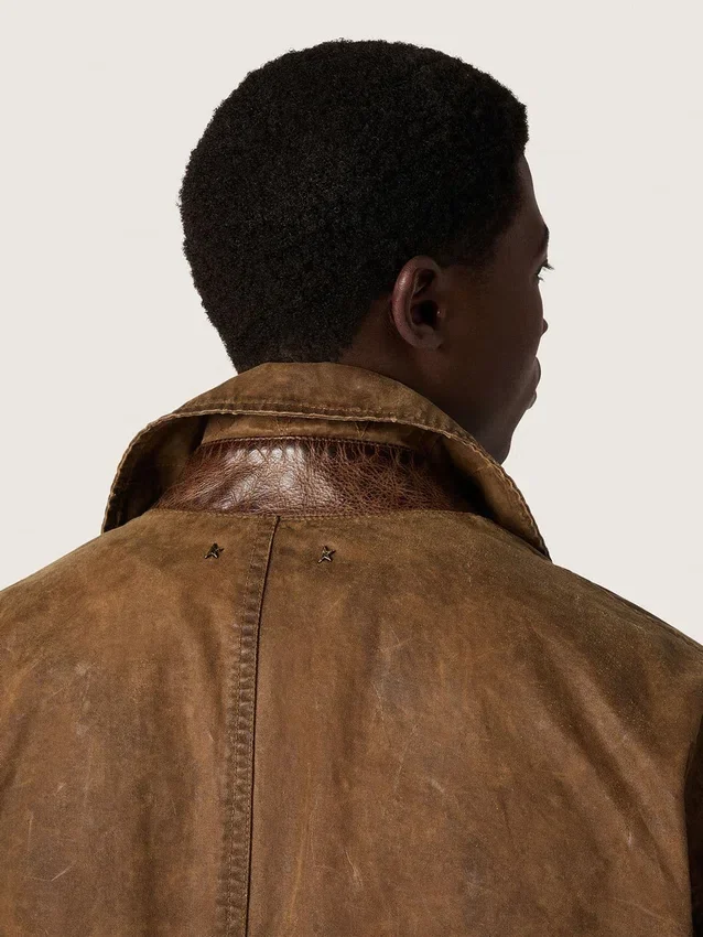Unisex παλτό τύπου trench από καφέ κερωμένο twill με δερμάτινες λεπτομέρειες
